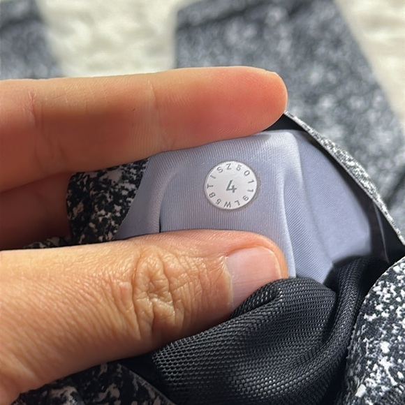 Lululemon In Movement Tight 25" *Everlux Diffuse Starlight Black - Picture 4 of 6